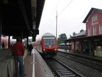 Am veregneten 21.06.2007 f�hrt ein Doppelstocksteuerwagen mit RE 9 nach Aachen in den Bahnhof Au(Sieg) ein.