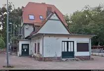 Blick auf das Empfangsgebäude des Heidebahnhofs in Halle-Dölau. Darin befindet sich eine Gaststätte (hier nicht zu sehen).
Die Bahnstrecke Halle Klaustor–Hettstedt (6800), auch als Halle-Hettstedter-Eisenbahn (HHE) bekannt, ist zum Großteil stillgelegt. Der Verein “Freunde der Halle-Hettstedter-Eisenbahn e.V.” hat es sich aber zur Aufgabe gemacht, Teile der HHE als historische Strecke zu reaktivieren. Am 28.4.2017 erfolgte die Wiedereröffnung des Teilstücks vom Heidebahnhof zum Bahnhof Halle-Dölau. Planmäßiger Verkehr findet aber noch nicht statt.
[6.9.2018 | 18:34 Uhr]