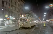 København / Kopenhagen Københavns Sporveje SL 16: Am späten Abend des 25. April 1970 befindet sich der DÜWAG/Kiepe-GT6 900 in der Frederiksborggade an der Nørre Farimagsgade. - Weil ich die Möglichkeit bekommen hatte, zusammen mit einem guten Freund im Auto seiner Eltern zu fahren, das seine freundliche Mutter führte, gelang es mir, auch unterwegs den Tw zu fotografieren. - Scan eines Farbnegativs. Film: Kodak Kodacolor X.