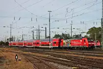 Nachschuss auf 146 113-6  Familienausflug geht immer. Mit dem Baden-Württemberg-Ticket. / Ortenaukreis , als diese am 04.10.2017 ihren RE (Basel Bad Bf - Offenburg) aus dem Startbahnhof gen Weil am Rhein schob. (Fotostandpunkt von öffentlich zugänglichen Parkplatz)