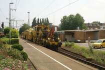 Ein Baufahrzeug von DB Netzinstandsetzung wartet am 12.06.2007 in Elmshorn auf die Abfahrt Richtung Neum�nster