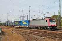 Durchfahrt von BRLL/XRAIL 185 590-7 am Nachmittag des 04.10.2017 mit einem  LKW Walter -KLV aus Zeebrugge (B) durch den Badischen Bahnhof von Basel in Richtung Rangierbahnhof Muttenz. (Fotostandpunkt von öffentlich zugänglichen Parkplatz)