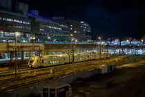 
Der SJ X40 3314, ein dreiteiliger Elektro-Doppelstocktriebzug vom Typ Alstom Coradia Duplex, verlässt am Abend des 20.03.2019 Stockholm Central.