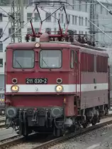 Die Elektrolokomotive 211 030-2 war am Dresdener Hauptbahnhof abgestellt. (April 2017)