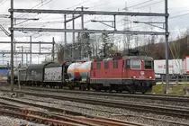 Re 420 331-1 durchfährt den Bahnhof Lausen. Die Aufnahme stammt vom 18.03.2019.