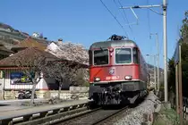 Der einspurige Streckenabschnitt in Ligerz verewigt am 28. März 2019.
Postzug unterwegs in Richtung Westschweiz mit der Re 620 025-7  OENSINGEN .
Foto: Walter Ruetsch 