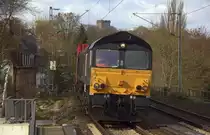 Die Class 66 653-10 von Crossrail kommt aus Richtung Aachen-West mit einem langen MSC-Containerzug aus Antwerpen-Krommenhoek(B) nach Germersheim(D) und fährt durch Aachen-Schanz in Richtung Aachen-Hbf,Aachen-Rothe-Erde,Stolberg-Hbf(Rheinland)Eschweiler-Hbf,Langerwehe,Düren,Merzenich,Buir,Horrem,Kerpen-Köln-Ehrenfeld,Köln-West,Köln-Süd. Aufgenommen vom Bahnsteig von Aachen-Schanz.
Bei Sonne und Regenwolken am Nachmittag vom 25.3.2019.
