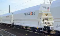 Fabrikneue weiße Drehgestell-Schüttgutwagen mit schlagartiger Schwerkraftentladung für die Fa. WASCOSA AG mit niederländischer Registrierung, im Bild der Wagen mit der Nr. 37 TEN 84 NL-WASCO 6634 050-8 Falns 278 bei der Überführungs-/Übergabefahrt am 02.04.19 Dresden-Strehlen.