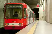 Die Linie 5 mit der Wagennummer 2201 auf dem Weg zum Butzweiler Hof.Aufgenommen am 5.4.2019.