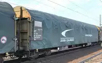 Drehgestell-Flachwagen mit Planenverdeck der slowakischen ZSSK Cargo mit der Nr. 31 RIV 56 SK-ZSSKC 3540 051-0 Rils in einem gemischten Güterzug am 02.04.19 Dresden Strehlen.