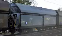 Drehgestell-Schüttgutwagen mit schlagartiger Schwerkraftentladung der slowakischen Tochterfirma von AWT - Advanced World Tranport a.s. mit der 33 RIV 56 SK-AWTSK 6678 041-6 Falls 9-4014 in einem Ganzzug am 02.04.19 Dresden-Strehlen.