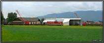 Diesellok 2143 064 f�hrt aus dem Lavanttal kommend am Oberbaustofflager in Zeltweg vorbei.Dort stehen die zwei Dieselkr�ne 9766 031 + 032 und der Unkrautvertilgungszug 9731 123.
Zeltweg am 12.06.2007