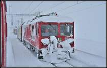 Eisige Zeiten auf dem Bernina Hospiz. Die Xrot mt 95403 mit der Gem 4/4 801 aus Pontreina ist eingetroffen. R4656 nach St.Moritz kann weiterfahren. (04.04.2019)