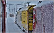 Eisige Zeiten auf dem Bernina Hospiz. Die Xrot mt 95403 mit der Gem 4/4 801 aus Pontreina ist eingetroffen. R4656 nach St.Moritz kann weiterfahren. (04.04.2019)