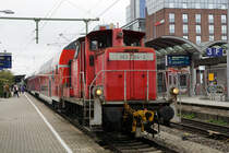 Planmässige Personenwagenbeistellung auf dem Bahnhof Freiburg im Breisgau.
An den Werktagen wird dem RE 17021 nach Basel Badischer Bahnhof an der Spitze des Zuges ein Wagen beigestellt.
Dabei kam es am 5. April 2019 während dem etwas längeren Zwischenhalt zu Rangierfahrten mit der betagten 363 194-2 sowie der 146 116-9.
Foto: Walter Ruetsch

