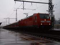 146 226-6 steht am 21.06.07 mit einem RegionalExpress nach Stuttgart HBF auf Gleis 2 des Aalener Bahnhofs. Im Hintergrund sieht man, wie sich 110 450-4 durch den Regen k�mpft, um auf Gleis 1 einzufahren.