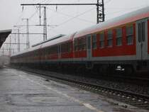 Eine interessante Szene, finde ich - eine Ex-Silberling-Garnitur im str�menden Regen, fotografiert am 21.06.07 im Aalener Bahnhof.
