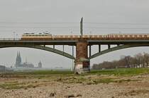 Mit dem AKE-TEE  Rund um Köln  überquert E 10 1309 am 06.04.2019 die Südbrücke
