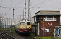 Am Stellwerk Sof in Köln Süd fährt E 10 1309 am 06.04.2019 mit ihrem Sonderzug  Rund um Köln  vorbei