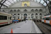 Blick auf die eindrucksvolle Architektur der Estació de França (Bahnhof Barcelona-França) (E).
[18.9.2018 | 15:52 Uhr]