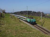 Die Re 446 016 mit einem Voralpenexpress am 30.03.2019 unterwegs bei Herisau.