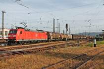 Ausfahrt am 04.10.2017 von 185 120-3 mit einem langen gemischten Güterzug (Chiasso Smistamento - Mannheim Rbf) aus Gleis 1 des Badischen Bahnhof von Basel in Richtung Deutschland. (Fotostandpunkt von öffentlich zugänglichen Parkplatz) 