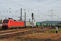 Durchfahrt am 04.10.2017 von 152 004-8 mit dem  Lannutti -KLV (Torino Orbassano - Charleroi Dry Port), den sie im Rangierbahnhof von Muttenz übernommen hatte, durch den Badischen Bahnhof von Basel gen Weil am Rhein. (Fotostandpunkt von öffentlich zugänglichen Parkplatz)