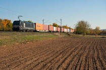 193 607 MRCE mit einem Containerzug bei Thüngersheim Richtung Gemünden, 13.10.2018