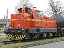 ML 00613 der Neukölln - Mittenwalder Eisenbahn-Gesellschaft AG (NME) am 28. März 2019 auf dem Mittelstreifen der Stubenrauchstraße in Berlin Neukölln.