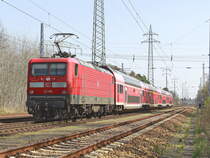 Schublok 112 185 mit dem RE 5 nach Wünsdorf-Waldstadt am 07. April 2019 auf dem südlichen Berliner Ring bei Diedersdorf.