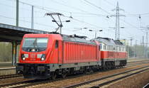 DB Cargo Deutschland AG mit  187 100  [NVR-Number: 91 80 6187 100-3 D-DB] und 232 092-7 ( 92 80 1232 092-7 D-DB ) am Haken am 05.04.19 Bf. Flughafen Berlin-Schönefeld.