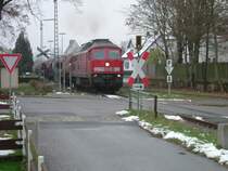 232 377 zieht den G�terzug von Hirschau nach Amberg. Hier hat sie soeben den Bf Hirschau verlassen. Die 232 wurde als Ersatz f�r die ausgefallene 294 eingesetzt, die an 2 Tagen zuvor einen Zusammensto� mit einem PKW an einem B� hatte und stark besch�digt wurde. (11.11.2004 Strecke Amberg-Schnaittenbach)