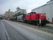Am 05.04.2006 rangiert 294 148 im Stutzen 1 des PA Dorfner zwischen Hirschau und Schnaittenbach einige Wagen. (Strecke Amberg-Schnaittenbach)