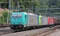 Farbenpr�chtige Komposition mit BLS 485er im Sandwich zweier 185er mit G�terzug am B�zberg/AG, auf der Fahrt nach Basel 21.6.2007