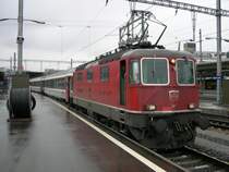 Nein! Sie hat nicht den B�gel auf der falschen Seite oben, die Lok hat einfach nur einen B�gel und da muss man selbstverst�ndlich diesen nehmen! Re 4/4 II 11132 wird am 09.04.2005 den IC 380  Insubria  Mailand-Stuttgart von Z�rich nach Singen am Hohentwiel bringen. Wir kommen an diesem Tag aus Luzern. W�hrend es hier in Z�rich regnet, schneit es in Luzern.