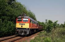 M62 325 mit einem G�terzug bei Pacsony (23.05.2007)