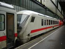 Nanu, ein Intercity-Steuerwagen ist verkehrt im Intercity. Er ist ein 2. Steuerwagen hier im Abschnitt G und ist aber verschlossen! Der erste Steuerwagen befindet sich im Abschnitt A! Aufnahme in Stuttgart ca. 16 Uhr am 15. Juni 2007