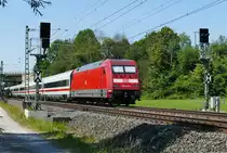 20.06.2017, ICE 1005 Berlin - München fährt bei Johannisthal in Richtung Saalfeld. Lok 101 124 befördert die ehemaligen Metropolitan-Wagen.