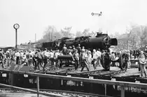 11.05.1985: Am 11. und 12. Mai 1985 fanden Dampflok-Sternfahrten mit vier
DMV-Sonderzügen nach Nossen anlässlich des Jubiläums  40 Jahre Eisenbahn in Volkes Hand
- 150 Jahre deutsche Eisenbahnen  statt. Vielleicht erkennt sich jemand - leicht gealtert - auf dem Foto vor der 50 3540 wieder.
