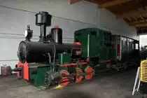 Von vorne wie von hinten A-N-N-A! :-)

 ANNA 

Tenderlokomotive der Kohlenbahn Breitenschützing - Kohlgrube, Baujahr 1908
Älteste Lokomotive im Lokpark Ampflwang. Von 1908 bis 1963 ununterbrochen im Dienst.

Hersteller; Fabriksnummer 	Krauss & Co, Linz; 5867
Achsformel 	C n2t
Spurweite 	1106 mm  

Aufgenommen am 7. Oktober 2018. 