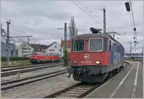 Lokwechsel in Lindau; Bild 6: Nun schon zum wiederholten Mal erlebt, ist so ein Lokwechsel in Lindau immer wieder faszinierend, und ich kann mir gar nicht vorstellen, dass die Zeit der Lokwechsel bald zu Ende sein wird...

Die SBB Re 421 371-6 rangiert auf ein Abstellgeleis, auch sie hat nun, wie die beiden links im Bild zu sehenden DB  218 ein paar Stunden Pause.


15. März 2019