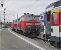 Lokwechsel in Lindau; Bild 3: Kaum eingefahren, kommen auch schon die für die Weiterfahrt nach München eingeteilten beiden DB 218 498-4 und 420-8.

15. März 2019