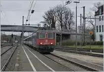 Lokwechsel in Lindau; Bild 2: Wie erwähnt, dauert es nicht lange bis nach der Abfahrt des EC 194 der Gegenzug, der EC 195 von Zürich nach München, in Lindau eintrifft. Die Zuglok ist die SBB Re 421 371-6.

15. März 2019