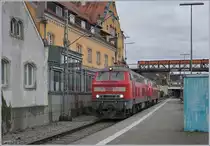Lokwechsel in Lindau, Bild 1: Bei den EC Zügen Zürich - München seit langem für mich ein faszinierendes Schauspiel, noch die V 220 wohl eher unbewusst gesehen, zeigen meine erten Bilder vom Sommer 1980, was aus auch Bilder von heute zeigen: die SBB Re 4/4 II wird von zwei DB  V 218 abgelöst, dank des Kopfbahnhof von Lindau auf eine sehr elegante Weise.  
Doch nun ist das Ende des Lokwechsels in Sicht, die ETR 610 (Bzw RABe 503) können künfitg auf den  Lokwechsel  verzichten und kommen auch nicht auf die Insel - Schade

Nachdem die DB 218 420-8 den EC 194 von München nach Lindau gebracht haben und dieser  (ausnahmsweise) von einer ÖBB 1116 nach St.Margrethen weiter befördert wurden, beliebt wenig Zeit bis zur Rückleistung, der EC 195 von Zürich nach München nähert sich bereits Lindau Hbf. 

15. März 2019