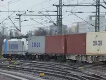 Die Elektrolokomotive 186 437-0 war Anfang April 2017 mit einem Güterzug in der Nähe des Dresdener Hauptbahnhofes zu sehen.
