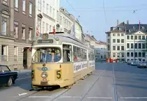 København / Kopenhagen Københavns Sporveje SL 5 (DÜWAG/Kiepe-GT6 879) København K, Zentrum, Nytorv (: Neuer Markt) am 5. Juni 1970. - Der 5. Juni ist der dänische Verfassungstag, da das Königreich Dänemark an diesem Datum im Jahre 1849 seine Verfassung erhielt. Deshalb sind die Straßenbahn und auch das Gebäude rechts im Hintergrund mit Fahnen geschmückt. - Scan eines Farbnegativs. Film: Kodak Kodacolor X.