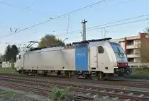 Breitseite auf die Railpool 186 447 die hier im Rheydter Hbf in Richtung Köln abbiegt. 15.4.2019