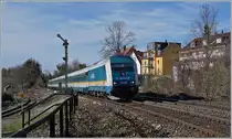 Auch Lindau Aeschbach bzw. die Abzweigung Lindau Aschbach lenkt den Lauf der Züge noch mit Formsignalen. Wahrend die Regionalbahn Züge der Bodenseegürtellinien in Lindau Aeschbach halten, scheint der über die Treppe links im Bild zugängliche  Bahnsteig  der Strecke ins Allgäu nur noch von Bahnfotografen und der Vegetation genutzt zu werden.
 
Im Bild die 223 065 mit einem Ales von München nach Lindau, die in Lindau Aeschach frei Einfahrt hat. 

16. März 2019