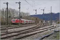 Nicht nur auf der Bodenseegürtelbahn finden sich noch Formsignale, sondern auch rund um Lindau: Besonders viel stehen zur Zeit noch im Bahnhof Lindau Reutin. 
Zwischen all den Formsignalen schiebt die ÖBB 1116 098 ihren Doppelstockzug Richtung Bregenz. 
Fotostandpunkt: auf einer Wiese beim Stellwerk Lrw (siehe Geopossition)

14. März 2019