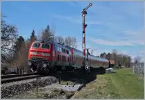 Ein Blick von der andern Seite auf das Einfahrsignal von Nonnenhorn zeigt, dass die Tage der Formsignale auf der Bodenseegürtellinie gezählt sind: im Vordergrund steht bereits das Fundament für ein neue (Licht)-Signal. 


Im Bild: Freie Fahrt für die DB 218 409-1 mit einem RE nach Aulendorf. 


16. März 2019